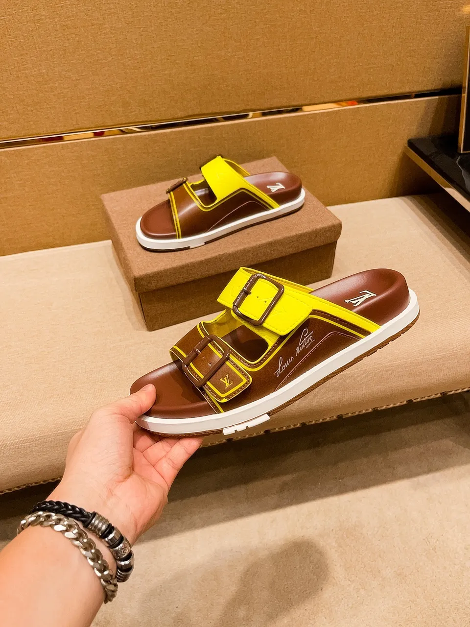 Men's shoes 💰 380 💰 New model on the market 🔥 [LV 🔥 Slippers] High-end 1:1 mold customization of first-layer cowhide, original upgraded version of the outsole, lighter and non-slip. The market's top quality, fashionable and trendy, versatile and popular, simple yet tasteful, a must-have for fashionistas, exuding a fashionable and casual atmosphere, fashion is at your feet, full of confidence, the same style at the counter 👍The season of spring and summer slippers is here, they are super beautiful to wear, 38-44, multiple colors available🔥